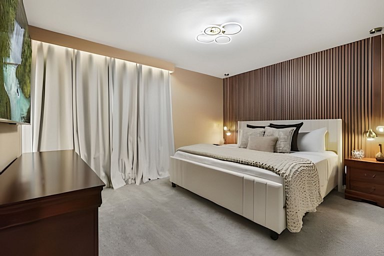8 Bd / 6 Ba / Sleeps 23 / Windsor Cay Resort