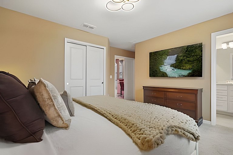 8 Bd / 6 Ba / Sleeps 23 / Windsor Cay Resort
