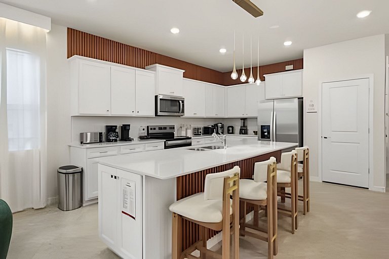 8 Bd / 6 Ba / Sleeps 23 / Windsor Cay Resort