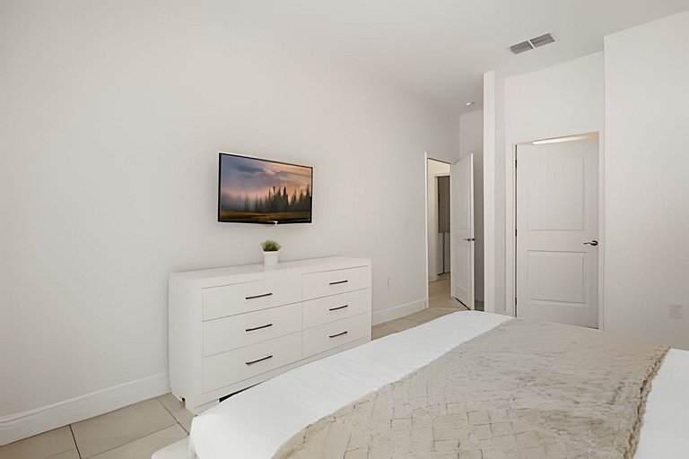 6 Bd / 4.5 Ba / Sleeps 12 / Solterra Resort