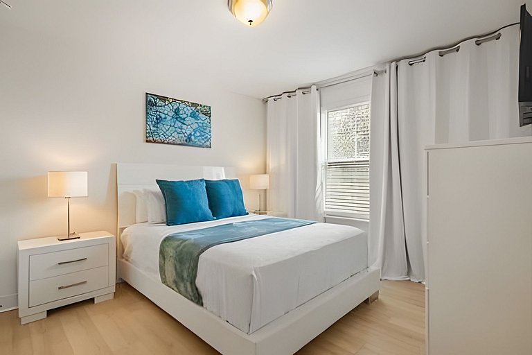 6 Bd / 4.5 Ba / Sleeps 12 / Solterra Resort