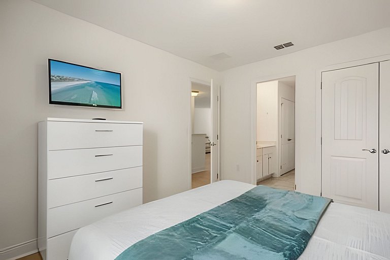 6 Bd / 4.5 Ba / Sleeps 12 / Solterra Resort
