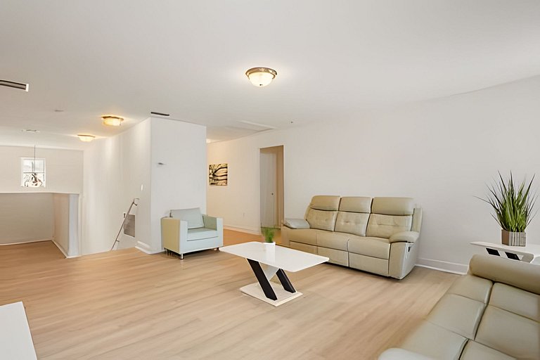 6 Bd / 4.5 Ba / Sleeps 12 / Solterra Resort