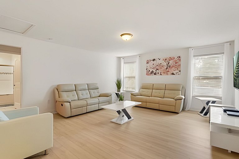 6 Bd / 4.5 Ba / Sleeps 12 / Solterra Resort