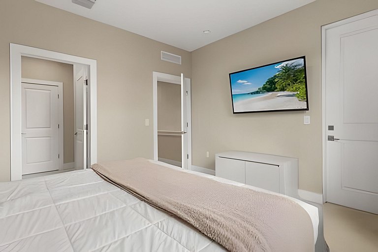 8 min to Disney | Private Bath in Every Bedroom