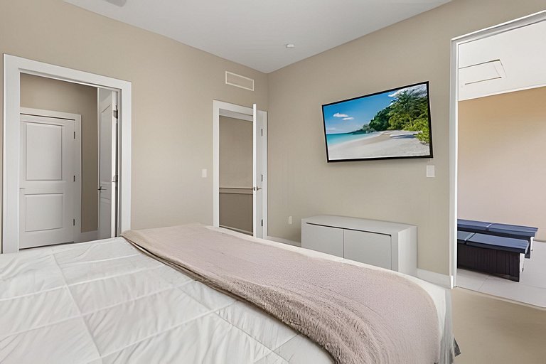 8 min to Disney | Private Bath in Every Bedroom