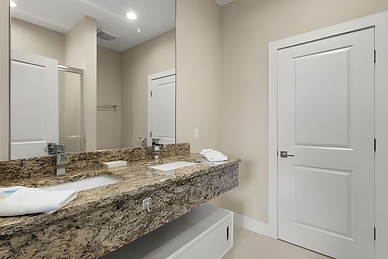 8 min to Disney | Private Bath in Every Bedroom