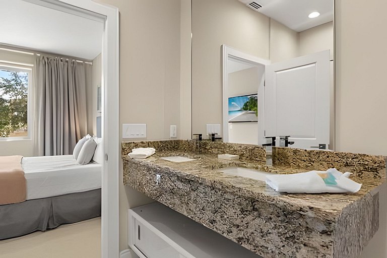 8 min to Disney | Private Bath in Every Bedroom