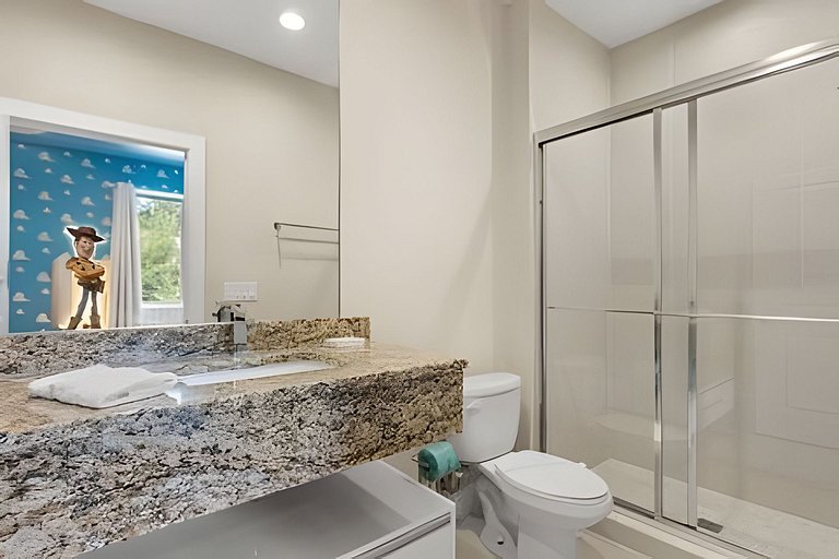 8 min to Disney | Private Bath in Every Bedroom