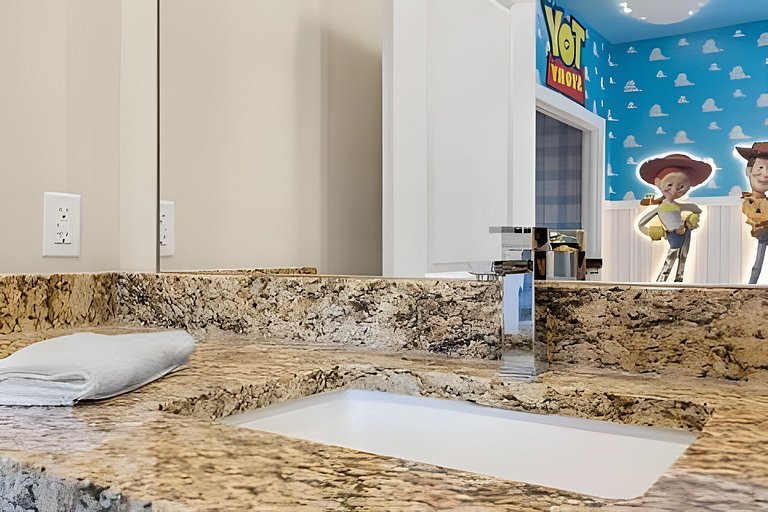 8 min to Disney | Private Bath in Every Bedroom