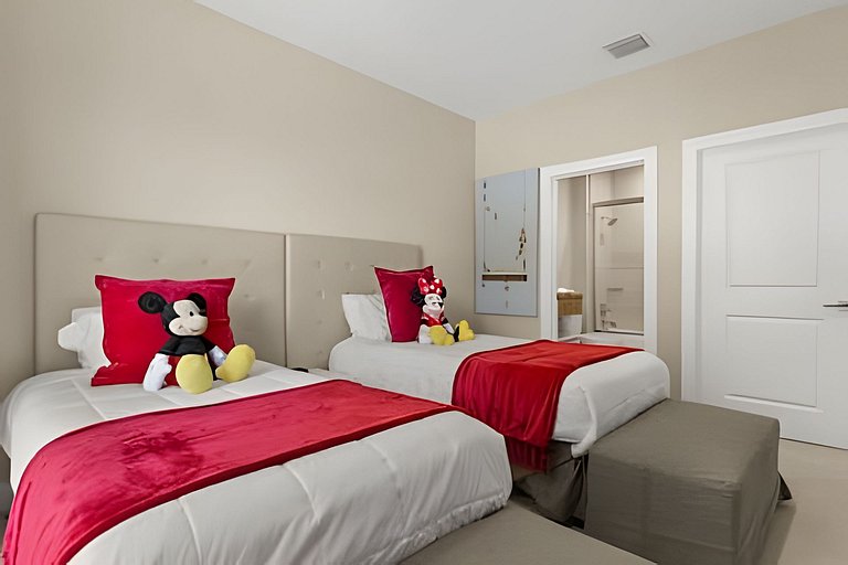 8 min to Disney | Private Bath in Every Bedroom