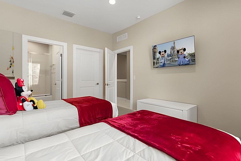 8 min to Disney | Private Bath in Every Bedroom