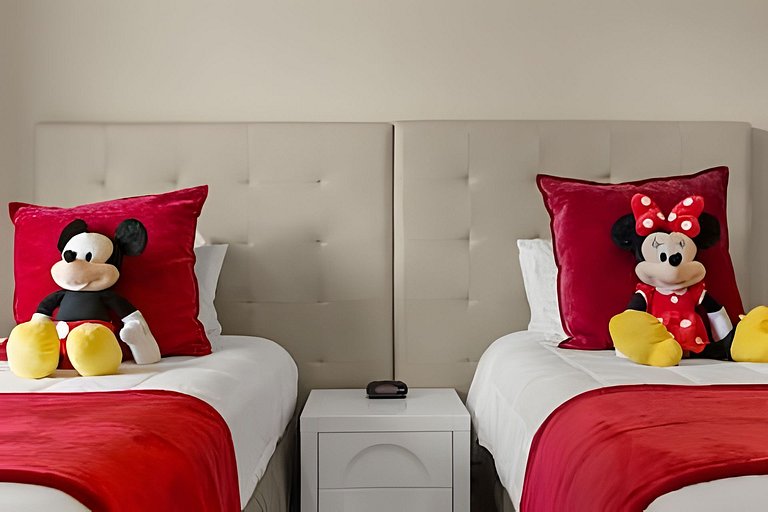 8 min to Disney | Private Bath in Every Bedroom