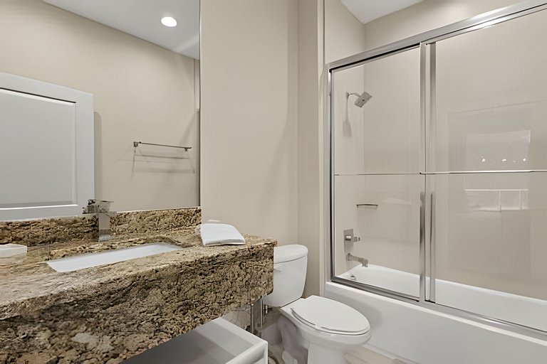 8 min to Disney | Private Bath in Every Bedroom