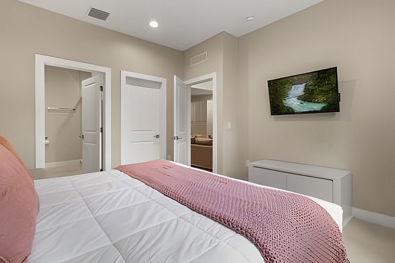 8 min to Disney | Private Bath in Every Bedroom