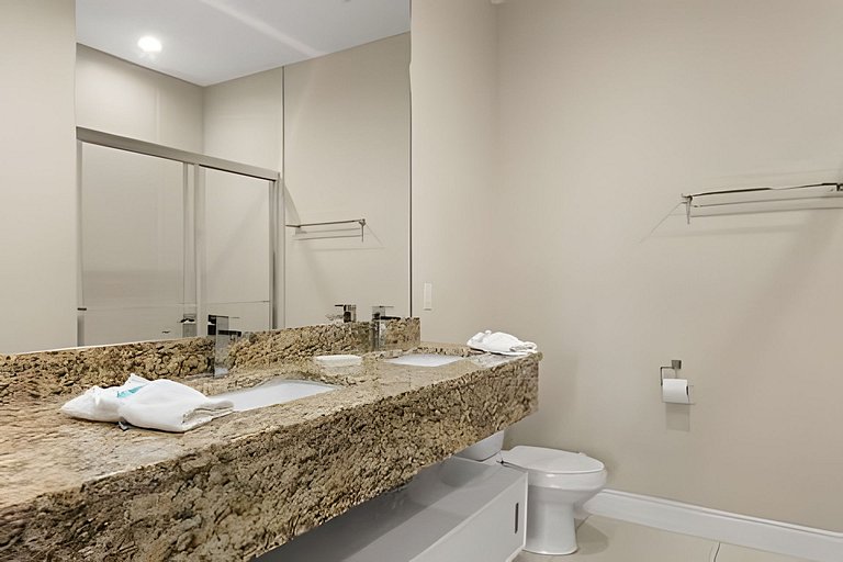 8 min to Disney | Private Bath in Every Bedroom