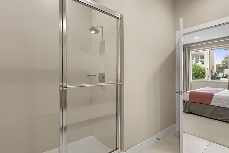 8 min to Disney | Private Bath in Every Bedroom
