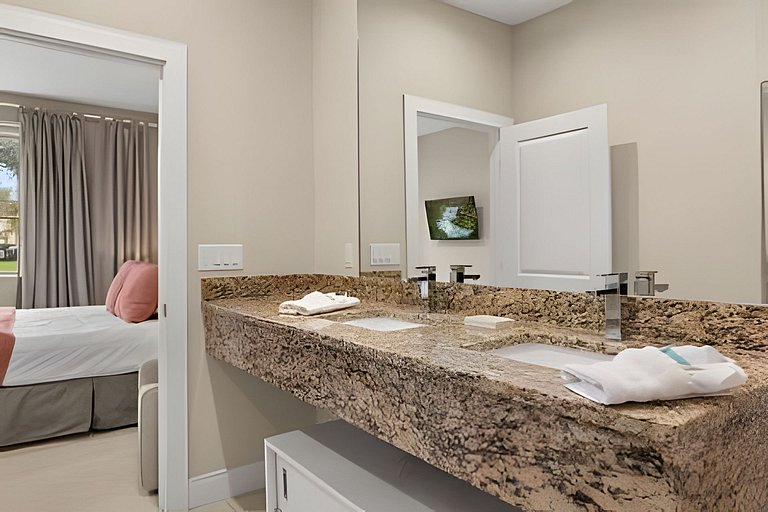 8 min to Disney | Private Bath in Every Bedroom